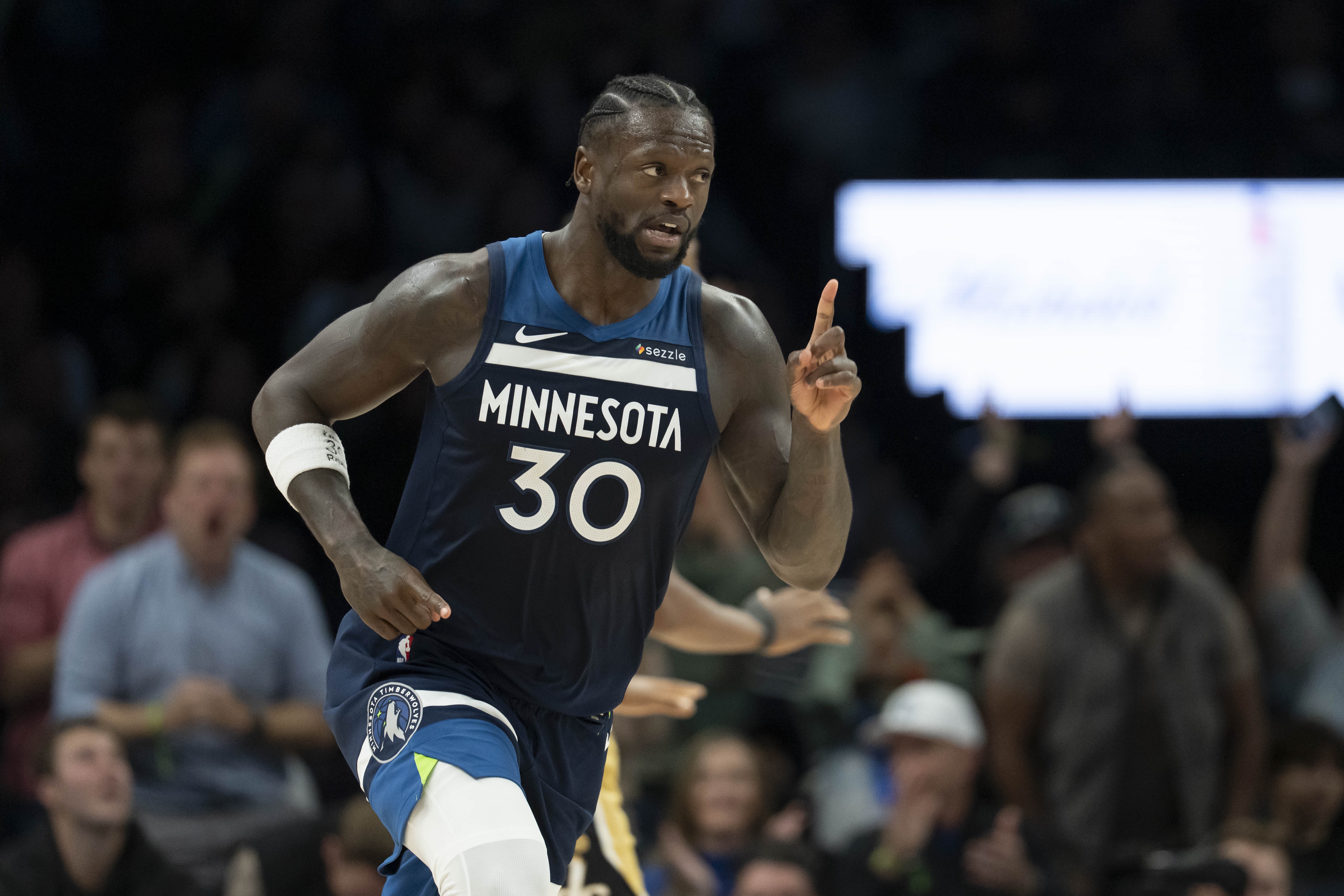 开云-扛着球队前进！兰德尔第三节8中6高效砍下17分1板1助