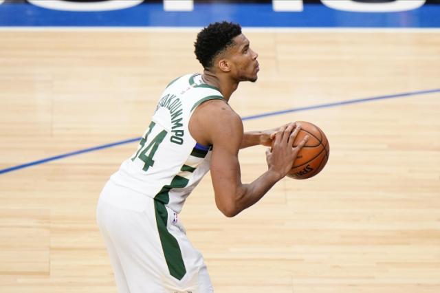 开云体育下载-再临绝境又要翻山 大战当前字母哥仍有轻松心态